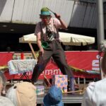 Clown zeigt ein Kunststück