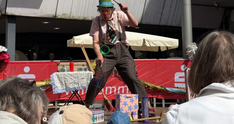 Clown zeigt ein Kunststück