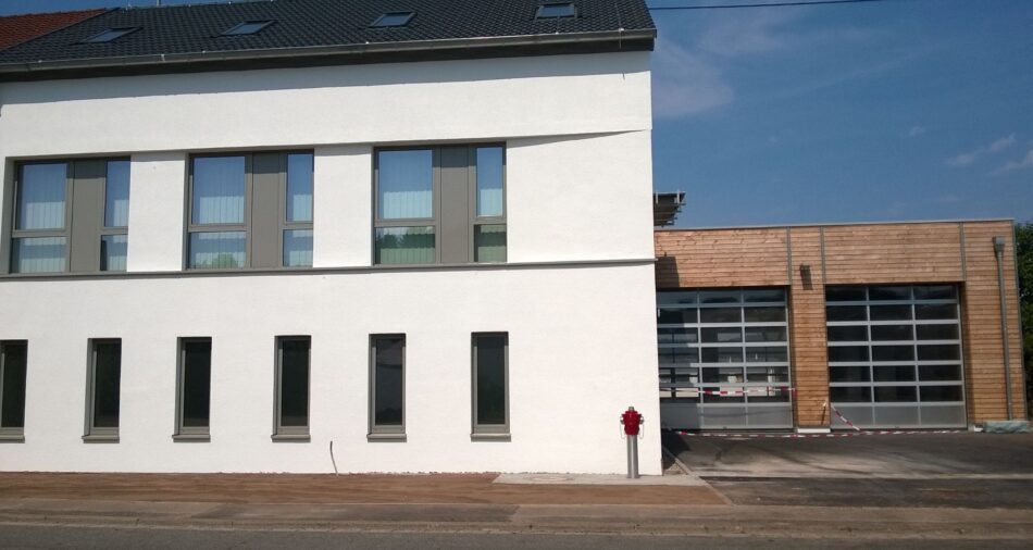 Frontalansicht auf das Feuerwehrgerätehaus Schwemlingen