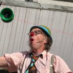 Clown zeigt ein Kunststück