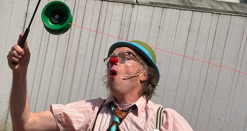 Clown zeigt ein Kunststück