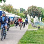 Zahlreiche Menschen auf Fahrrädern radeln an der Saar
