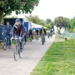Zahlreiche Menschen auf Fahrrädern radeln an der Saar