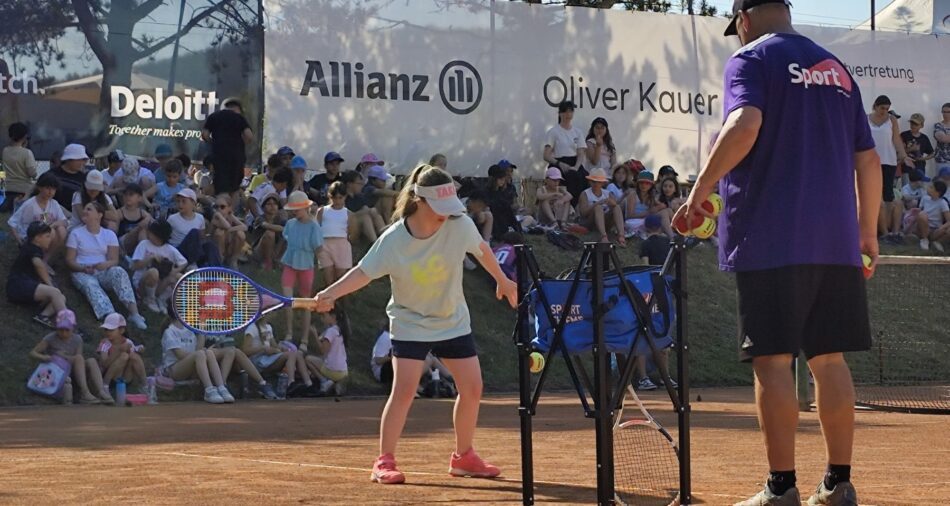 Mädchen mit Tennisschläger schlägt nach Ball