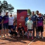 Gruppenfoto mit Athletinnen und Athleten und Teilen des Orga-Teams