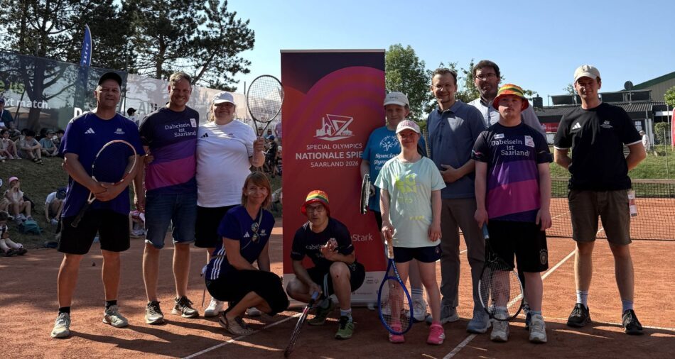 Gruppenfoto mit Athletinnen und Athleten und Teilen des Orga-Teams