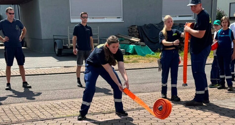 Mehrere Jugendwehr-Mitglieder bei einer Übung