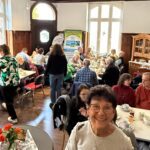 Größere Menschengruppe beim Frühstück
