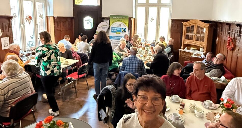 Größere Menschengruppe beim Frühstück