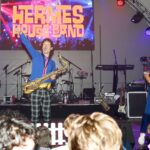 Hermes House Band während des Auftritts auf der Bühne