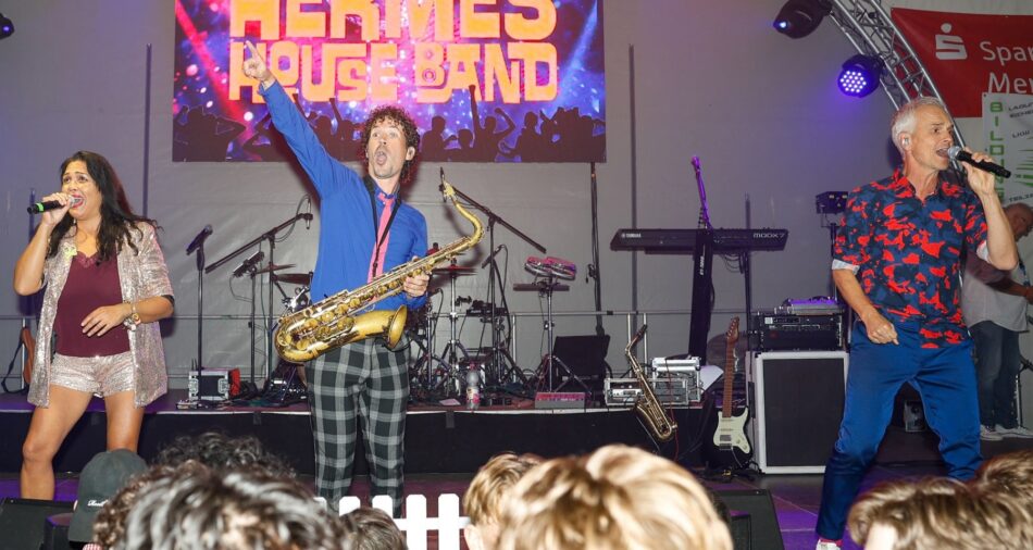 Hermes House Band während des Auftritts auf der Bühne