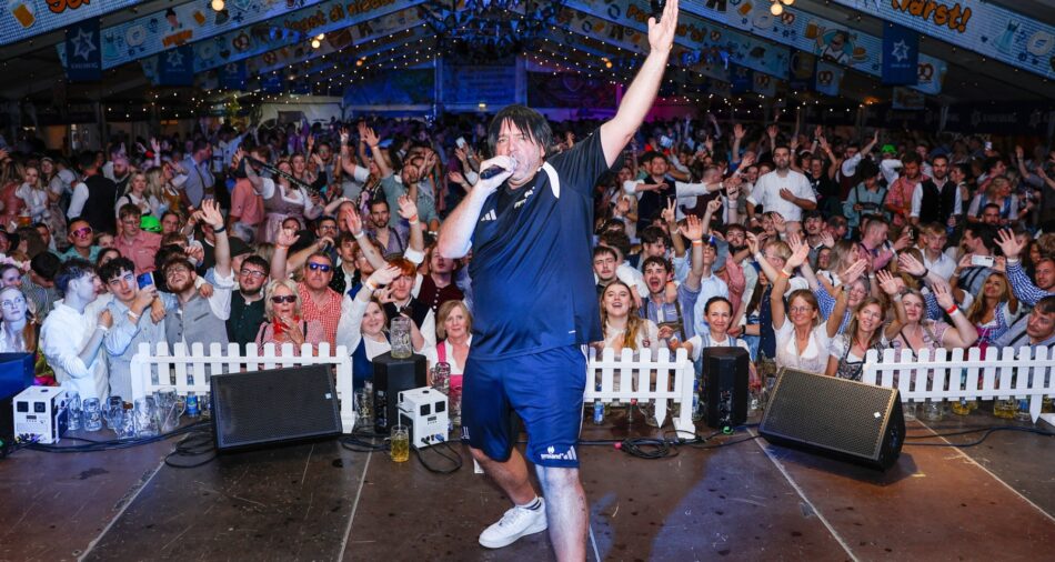 Gruppenfoto mit Ikke Hüftgold beim Oktoberfest 2026