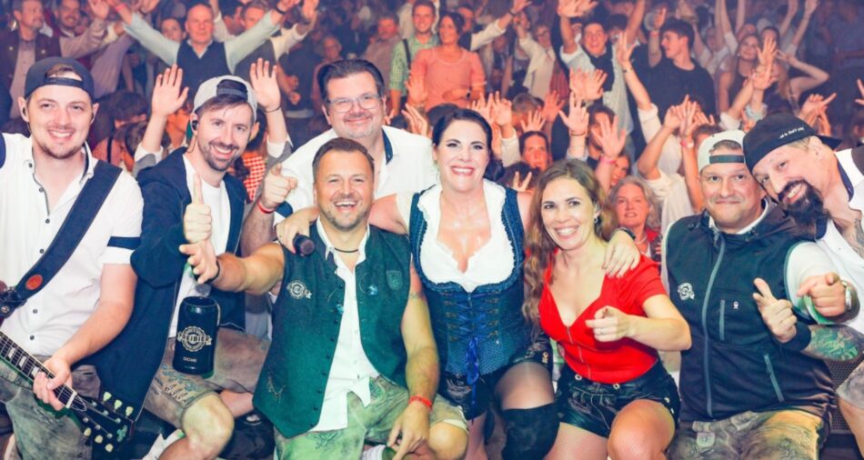 Gruppenfoto mit Ina Colada & Freibier beim Oktoberfest 2026