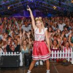 Gruppenfoto mit Isi Glück beim Oktoberfest 2026